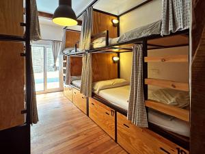 Postel nebo postele na pokoji v ubytování Surfing Etxea - Surf Hostel