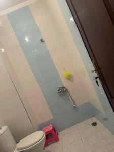 une salle de bain avec douche et toilettes dans l'établissement Appartement à Tanger, à Tanger