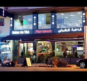 un homme faisant un scooter devant un bâtiment dans l'établissement Appartement à Tanger, à Tanger