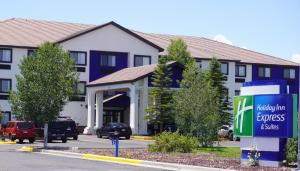 un edificio con un cartello davanti di Holiday Inn Express & Suites Alamosa by IHG ad Alamosa