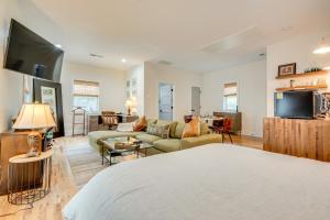 Un dormitorio con una cama y una sala de estar. en WFH-Friendly Studio - 5 Mi to Downtown Atlanta!, en Atlanta