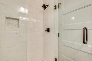Un baño con ducha con puerta de cristal. en WFH-Friendly Studio - 5 Mi to Downtown Atlanta!, en Atlanta 16 fotos más