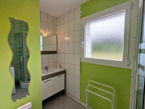 Kuchyň nebo kuchyňský kout v ubytování Gîte calme avec terrasse près de Gérardmer - FR-1-589-158