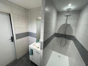 a white bathroom with a shower and a sink at Gîte en pleine nature près de la Loire, idéal famille ou amis, proche des vignobles et sites historiques. - FR-1-590-434 in Beaulieu-sur-Loire +16 photos