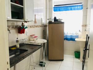 Η κουζίνα ή μικρή κουζίνα στο Lindo flat no recreio dos bandeirantes(gilka machado)
