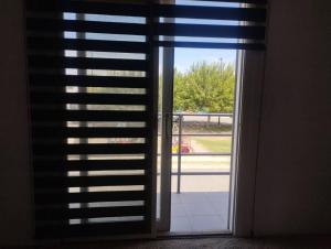 Una ventana abierta con vista a un patio. en Hermosa casa a 5 minutos del consulado Americano, cuenta con 3 recamaras, sistema de refrigeración y calefacción, en Ciudad Juárez