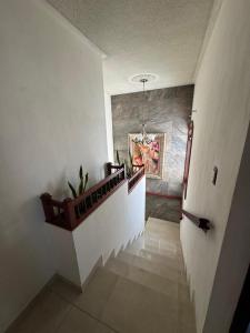 デュランゴにあるCasa en venta DURANGOの壁画のある階段付きの廊下