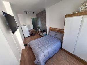 TV a/nebo společenská místnost v ubytování Incrível Flat, Novinho c/ ar completo Lapa RJ