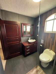 デュランゴにあるCasa en venta DURANGOのトイレ、洗面台、鏡を備えたバスルーム +13枚の写真
