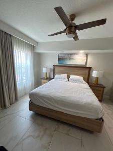 ein Schlafzimmer mit einem Bett mit Deckenventilator in der Unterkunft Westgate Vacation Villas resort in Orlando