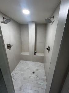 ein Bad mit einer Dusche und Fliesenboden in der Unterkunft Westgate Vacation Villas resort in Orlando