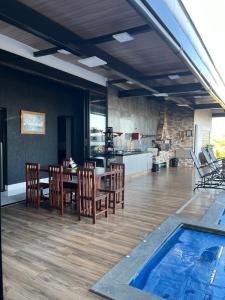 a kitchen and dining room with a table and chairs at Terra Santa - Condomínio Monte Hermon in Trindade