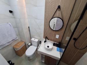 Koupelna v ubytování Incrível Flat, Novinho c/ ar completo Lapa RJ