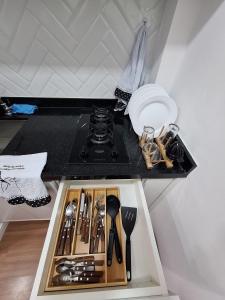 Kuchyň nebo kuchyňský kout v ubytování Incrível Flat, Novinho c/ ar completo Lapa RJ + 8 fotografií