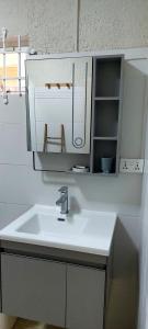 lavabo con espejo y silla en Sirokann, en Flic en Flac