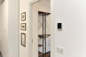 una stanza con pareti bianche e una porta con mensola di MaryGiò a Salerno Altre 7 foto