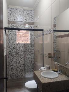 un bagno con wc, lavandino e doccia di Recanto das Pedras - Suíte 2 a São Thomé das Letras