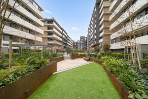 En have udenfor Sleek Inner-City 2-Bed with Swimming Pool & BBQ