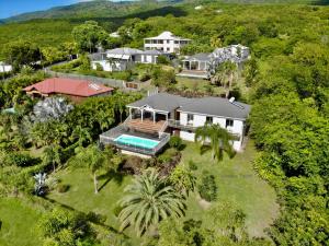 una vista aérea de una casa con piscina en Villa Tropical Quintet, en Deshaies