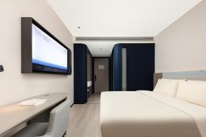 سرير أو أسرّة في غرفة في Atour Light Hotel Wuxi Taihu Lake Expo Center Financial Street
