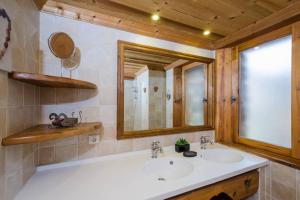 Koupelna v ubytování Chalet l'Avalin + 37 fotografií