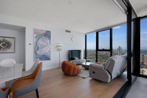 un soggiorno con vista sulla città di Million dollar ocean view FREE Car park 3BR in Broadbeach, Australia a Gold Coast
