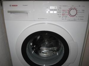 eine weiße Waschmaschine und ein Trockner in einem Zimmer in der Unterkunft Apartment Na Antonova-Ovseenko in Woronesch
