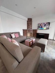 a living room with a couch and a tv at Villa Guerrero - Casa de Campo in Larán