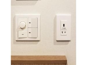 due prese a muro con un telefono di Sun Royal Utsunomiya - Vacation STAY 02516v a Utsunomiya