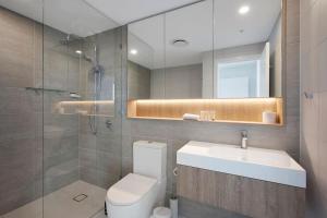 un bagno con un water, un lavandino e uno specchio di Million dollar ocean view FREE Car park 3BR in Broadbeach, Australia a Gold Coast