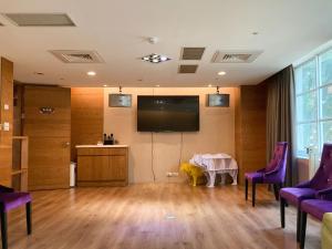Guide Education Culture Hotel Kaohsiung Museum of Fine Arts的电视和/或娱乐中心