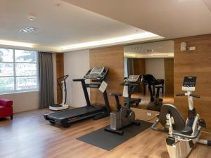 Guide Education Culture Hotel Kaohsiung Museum of Fine Arts的健身中心和/或健身设施