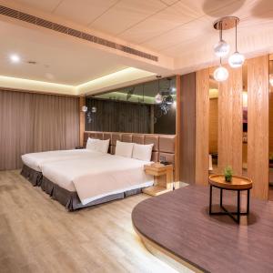 Rúm í herbergi á Guide Hotel Taichung Ziyou
