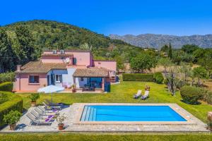 eine Luftaufnahme eines Hauses mit Swimmingpool in der Unterkunft Can Patricia in Pollença