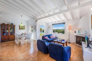 ein Wohnzimmer mit einer blauen Couch und einem Tisch in der Unterkunft Can Patricia in Pollença