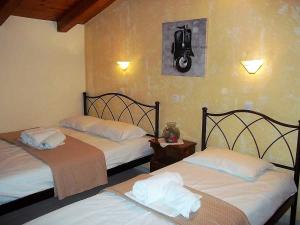 Postel nebo postele na pokoji v ubytování Apartments Filoxenia Zois