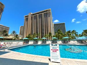 ホノルルにあるIlikai Apt 1042 - Spacious Studio with Ocean-Lagoon Viewsの建物の前にプールがあるホテル