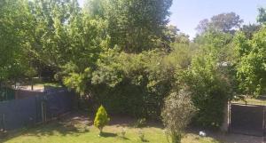 a garden with a fence and trees and bushes at Quinta Mi angel in La Reja +5 photos