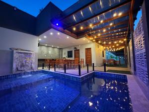 阿尔特杜尚POUSADA ALTER PARA TODOS的一座游泳池,在房子里,灯光照亮