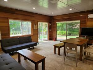平昌Hue 700的带沙发和桌子的客厅