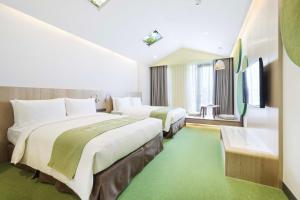 Postel nebo postele na pokoji v ubytování CHECK inn MAGI Kids Hotel