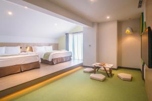 Postel nebo postele na pokoji v ubytování CHECK inn MAGI Kids Hotel