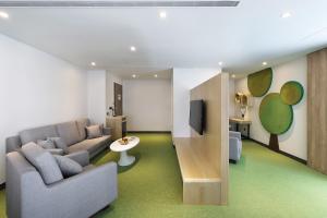 TV a/nebo společenská místnost v ubytování CHECK inn MAGI Kids Hotel