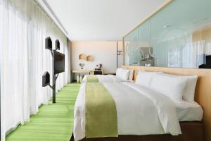 Postel nebo postele na pokoji v ubytování CHECK inn MAGI Kids Hotel