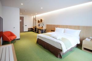 Postel nebo postele na pokoji v ubytování CHECK inn MAGI Kids Hotel