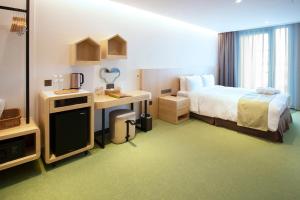 Postel nebo postele na pokoji v ubytování CHECK inn MAGI Kids Hotel