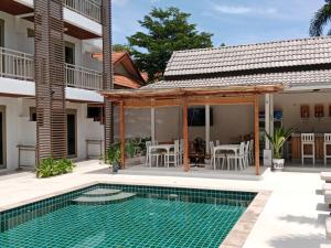 eine Villa mit Swimmingpool und ein Haus in der Unterkunft Ampha Place Hotel in Mae Nam
