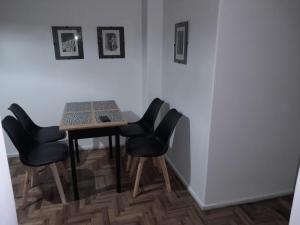 a table and four chairs in a room at MOVISTAR ARENA confort in Buenos Aires +25 photos