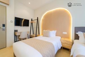 Postel nebo postele na pokoji v ubytování Stanton Gaya Hotel