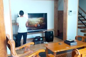 TV a/nebo společenská místnost v ubytování clark pool villa